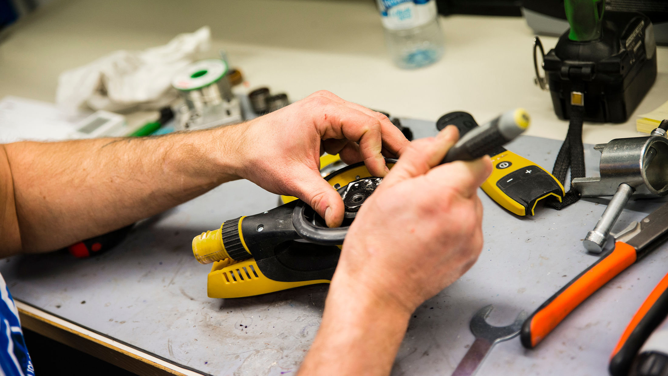 Mains d'homme démontant un outillage Mirka