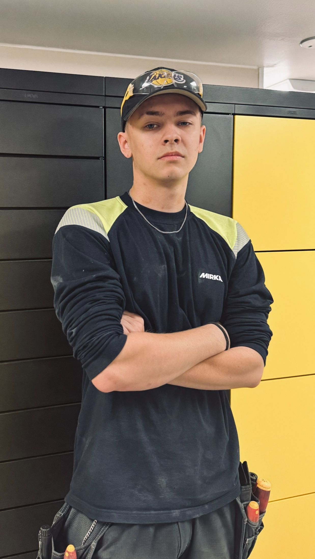 Människa som öppnar dörr