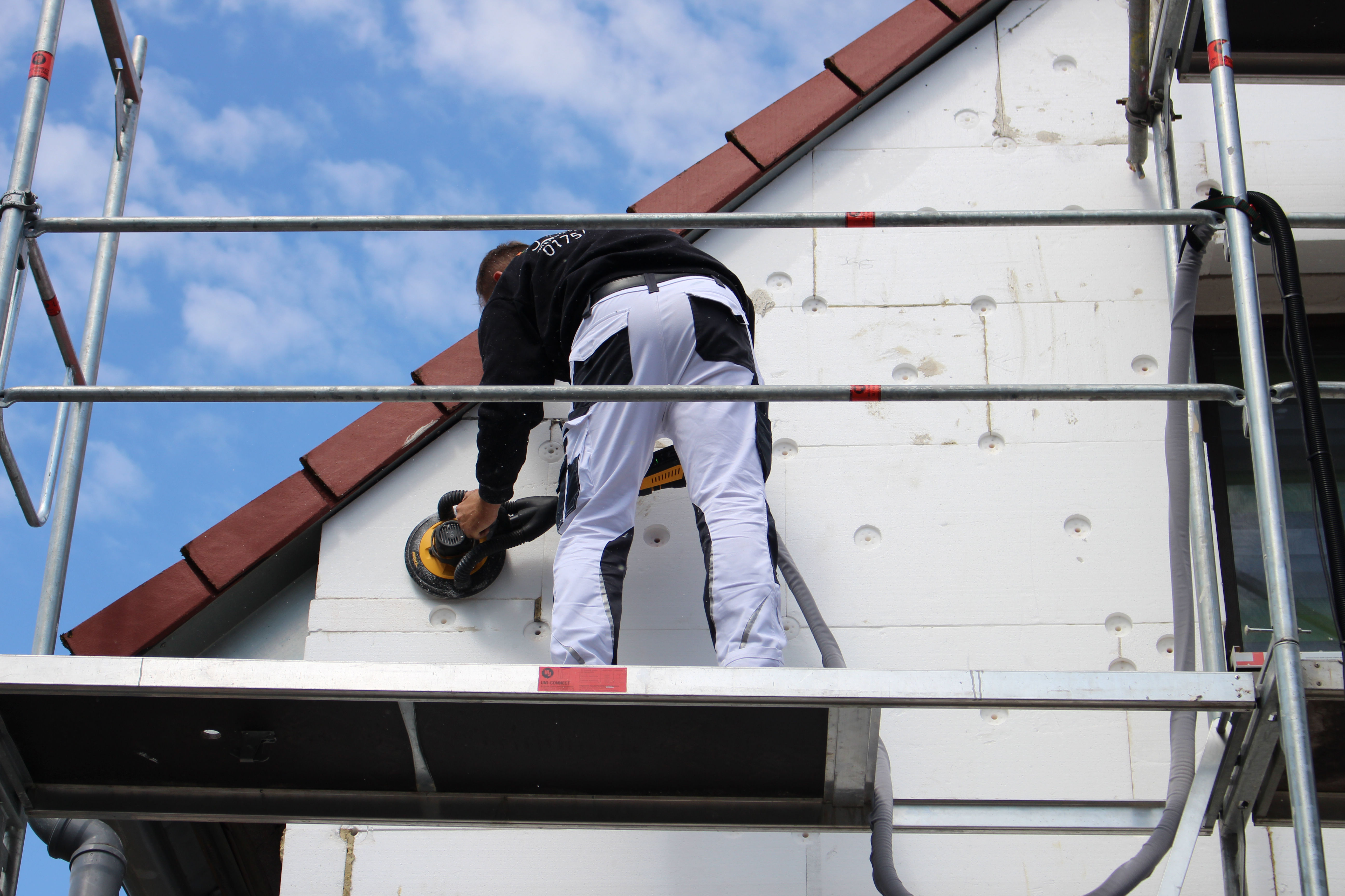 Man sanding WDVS