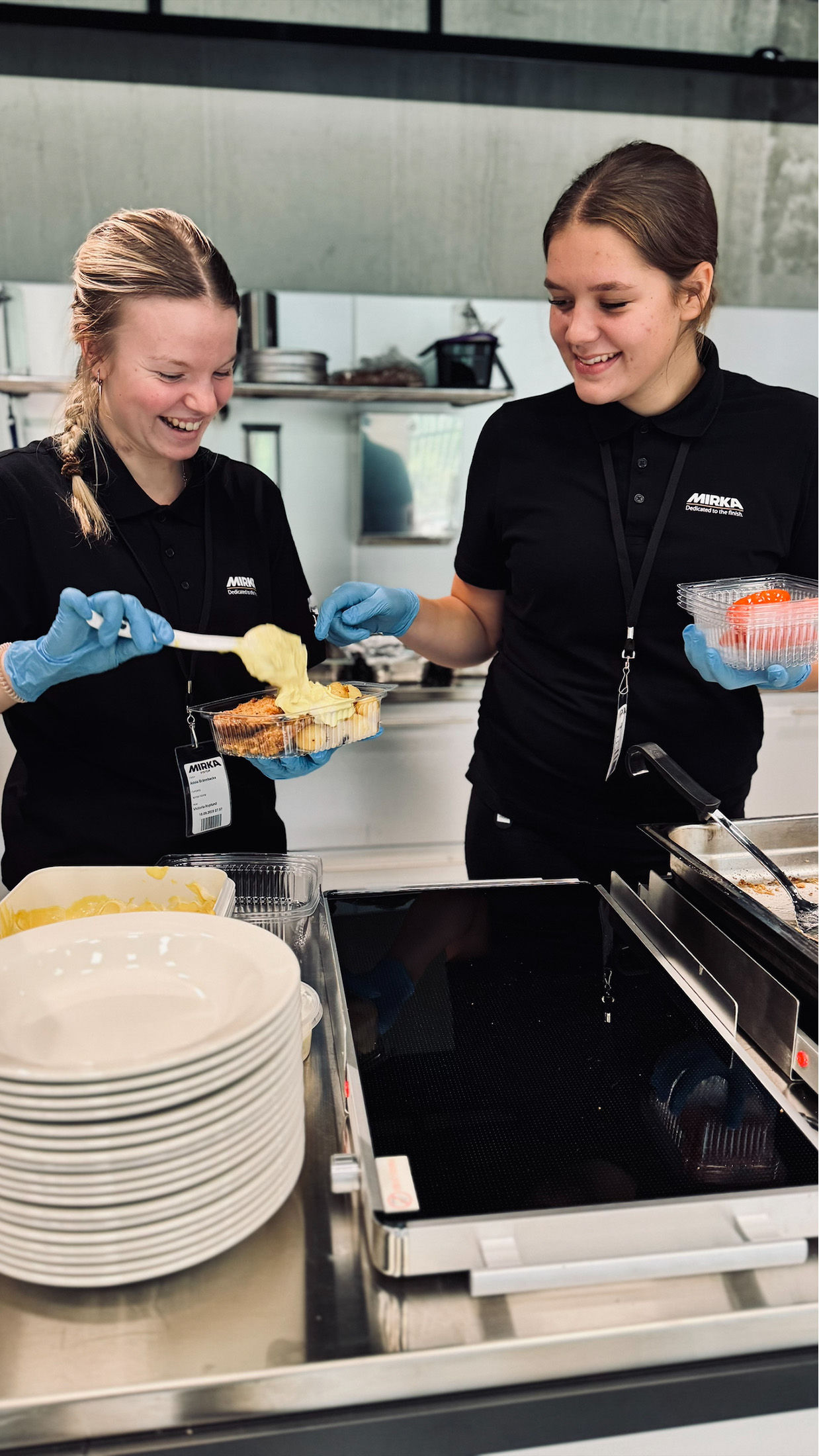 Ihmiset jotka keittävät ruokaa