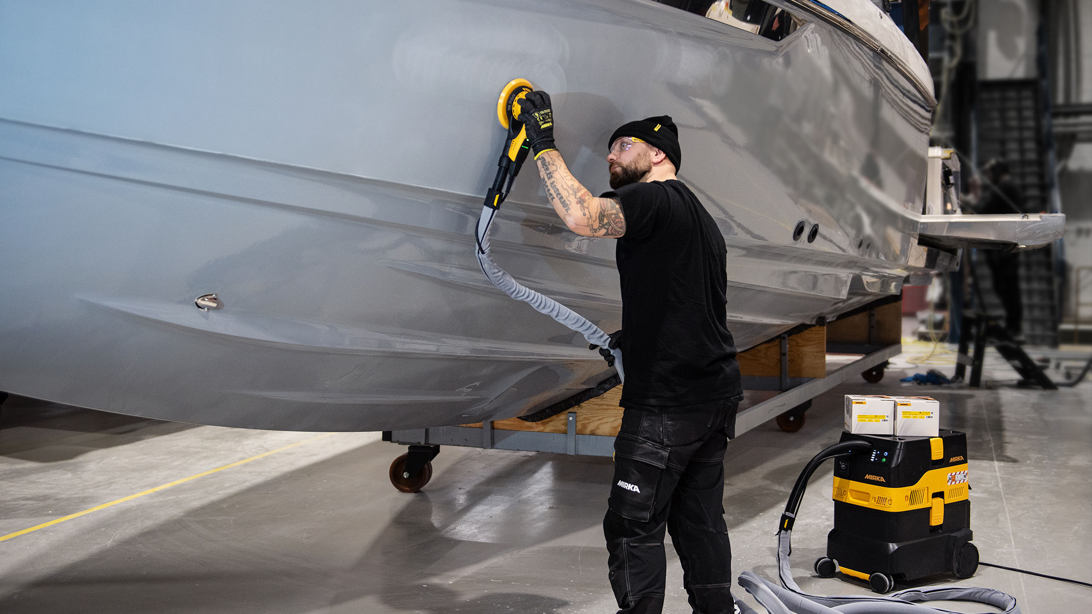 Veneen kyljen hionta Mirka DEROS II -koneella