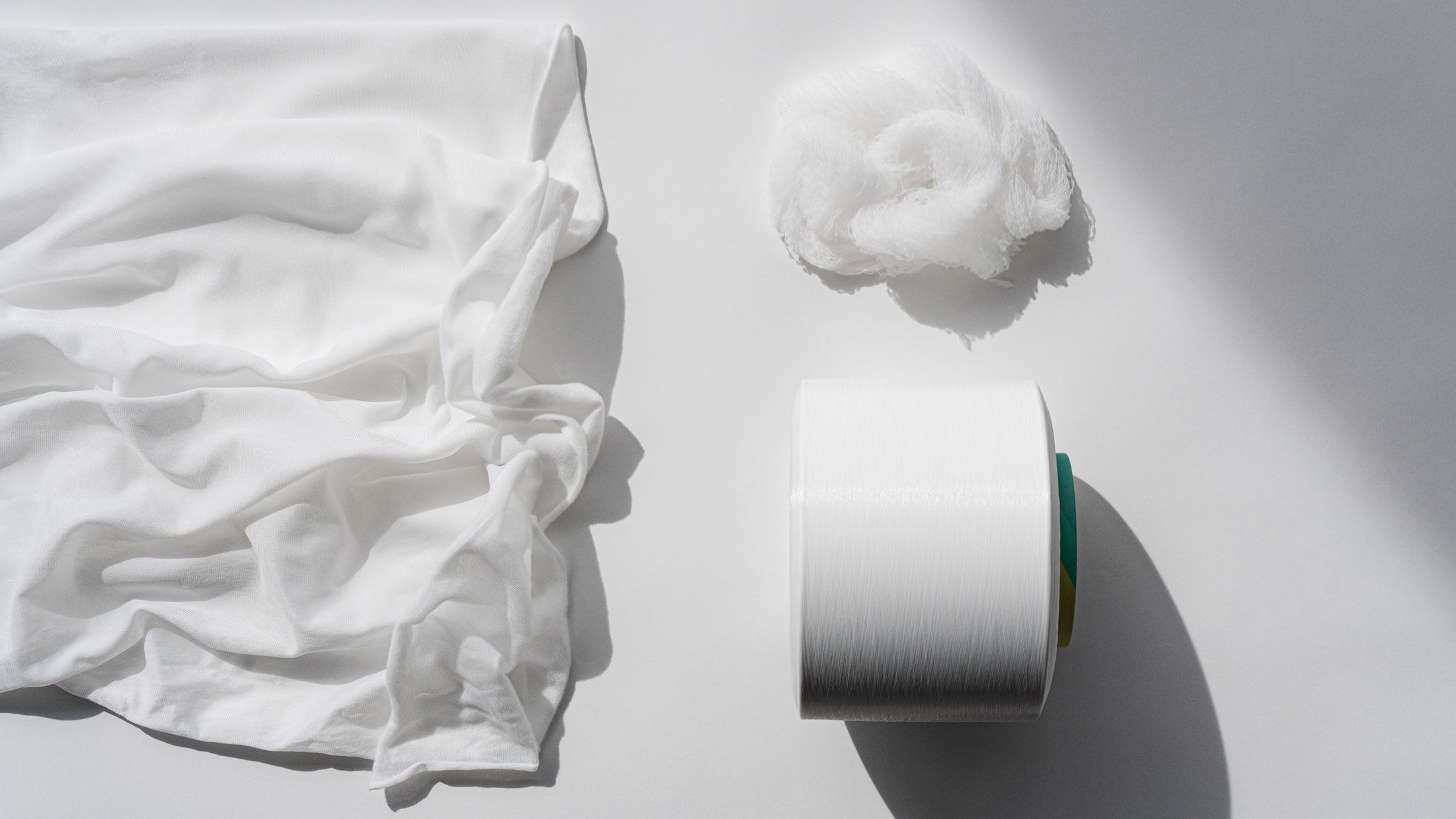 Tejidos reciclados de Mirka para abrasivos con soporte textil sobre un suelo blanco