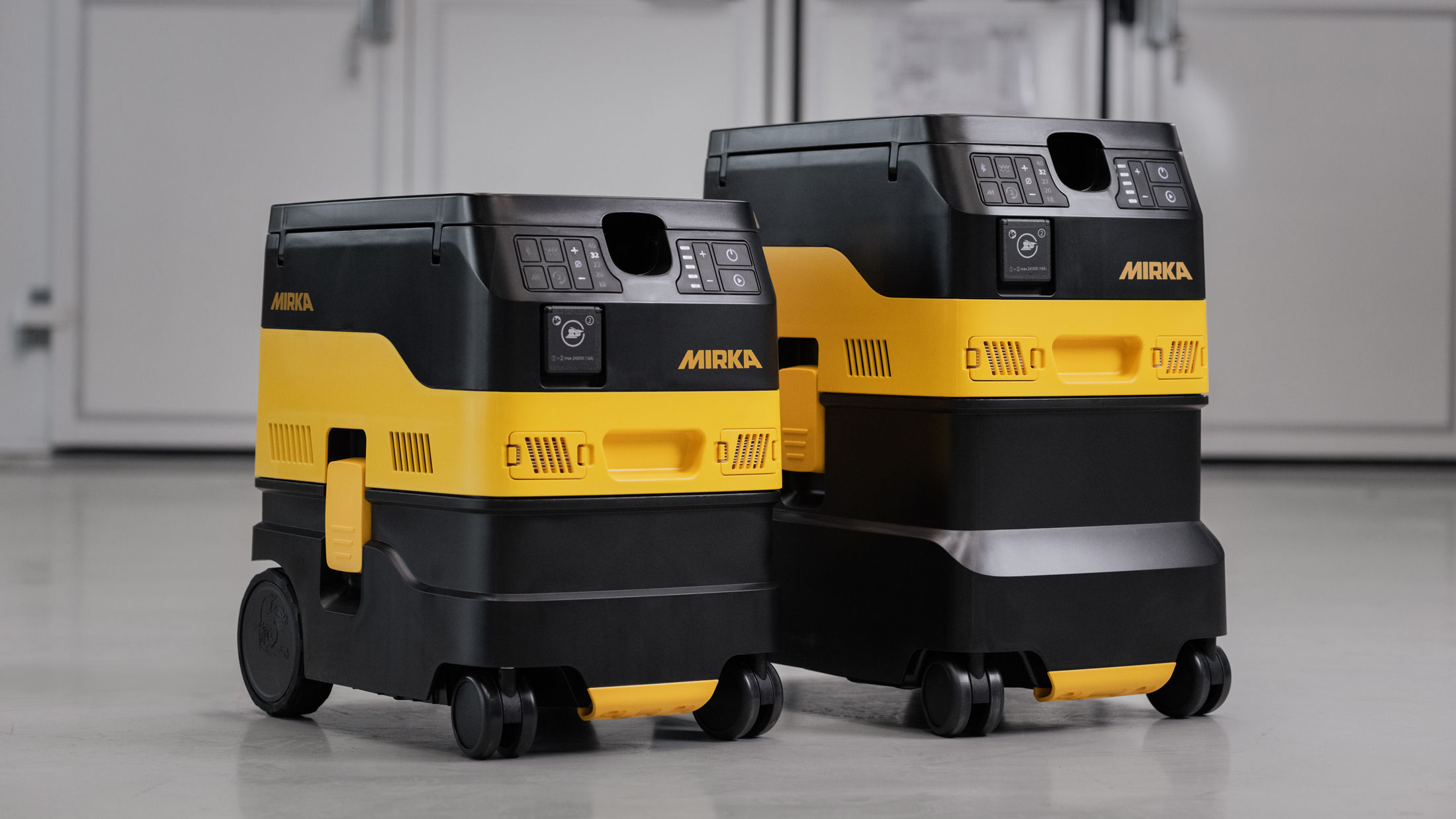 Un aspiratore DEXOS 1217 e un aspiratore DEXOS 1230 affiancati in un'officina