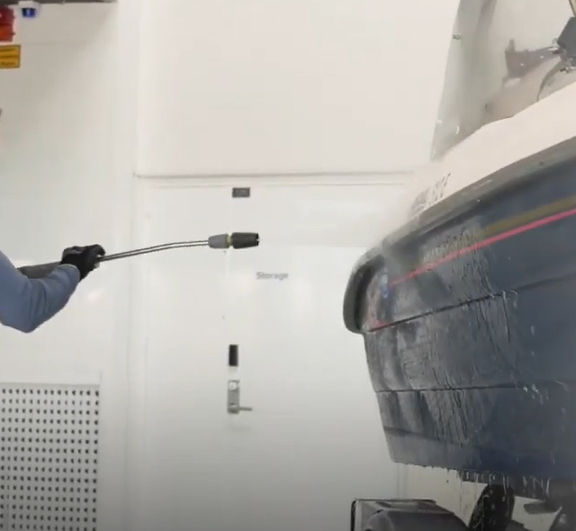 Após o polimento, limpe qualquer resíduo de polimento com Polarshine® Marine para acabamento.