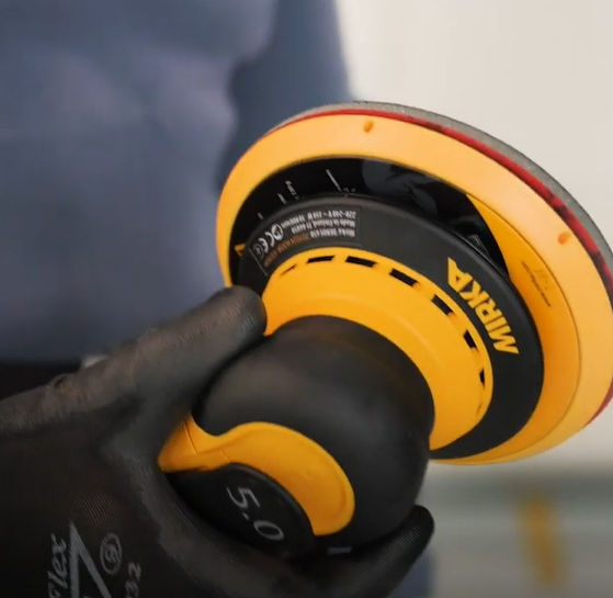 Lixar com Mirka é crucial no processo de manutenção do barco.