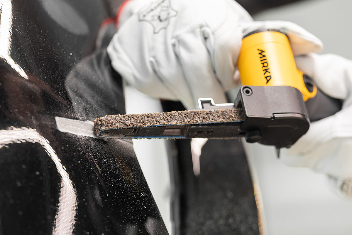 Removing rust and cleaning welding seam with narrow belt sander